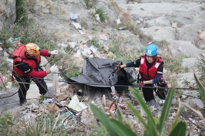 山海美景被游客嫌弃 台湾义工攀岩捡垃圾(图2) 山海美景被游客嫌弃 台湾义工攀岩捡垃圾(图2)