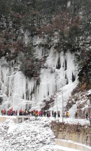 自发组织看冰瀑 突降大雪700余游客被困(图1) 自发组织看冰瀑 突降大雪700余游客被困(图1)