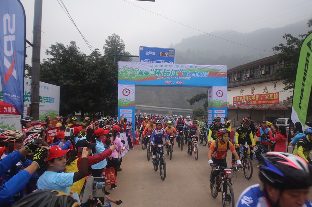 首届环长江自行车骑行成功举行(图2) 首届环长江自行车骑行成功举行