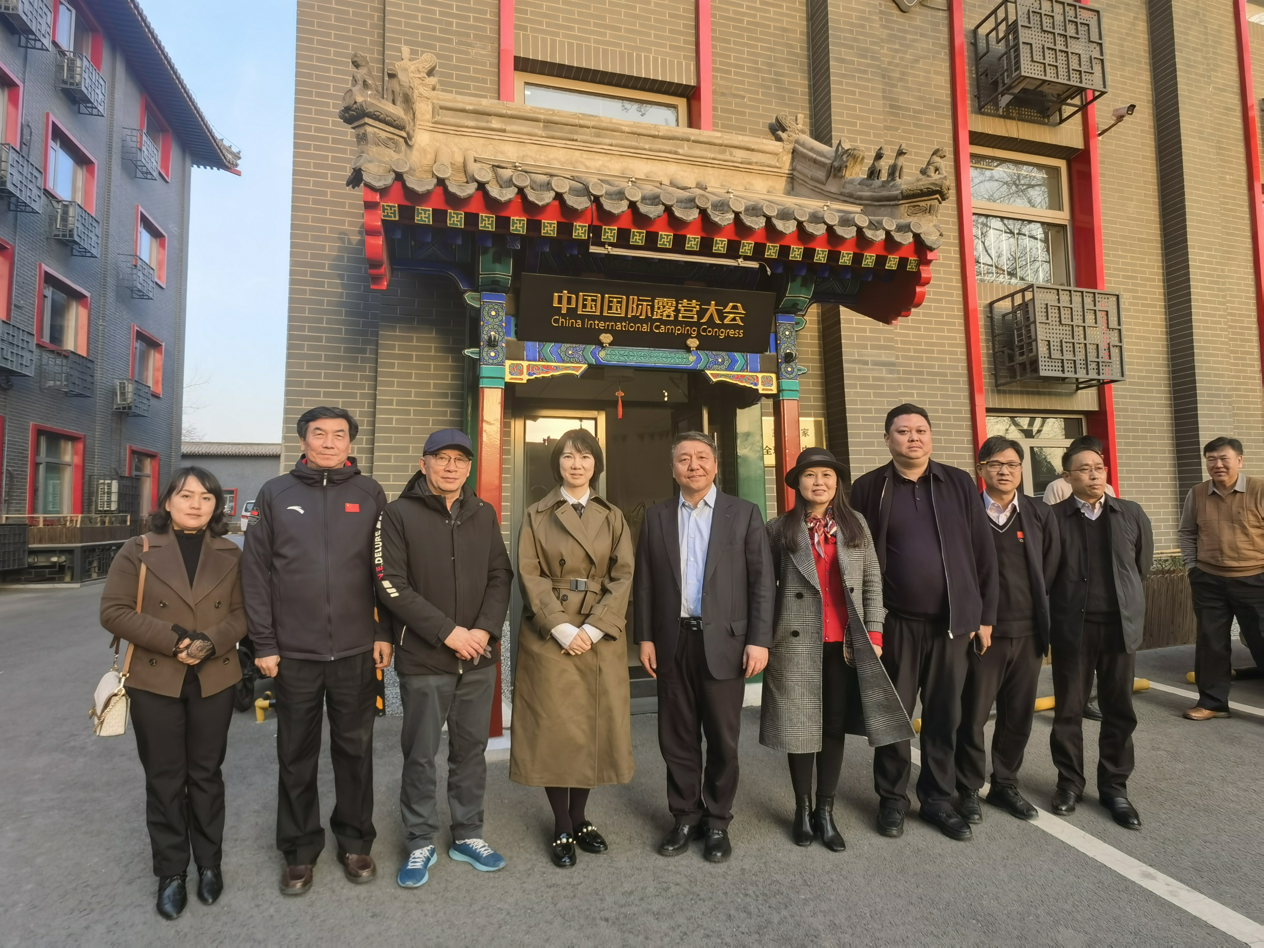 遵义市曹鸣凤副市长帅队到露营之家总部考察调研(图2) 门口大图.jpg
