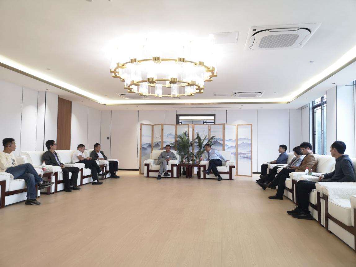 云南省健身服务行业协会会长黄道章来访露营之家金华供应链贸易中心选品并探讨绥江县露营产业发展新机遇(图1) 云南省健身服务行业协会会长黄道章来访露营之家金华供应链贸易中心选品并探讨绥江县露营产业发展新机遇(图1)