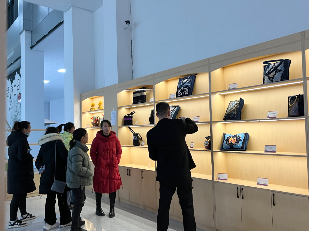 人大代表“打卡”坡豪湖露营地  探寻户外休闲新乐趣(图1)