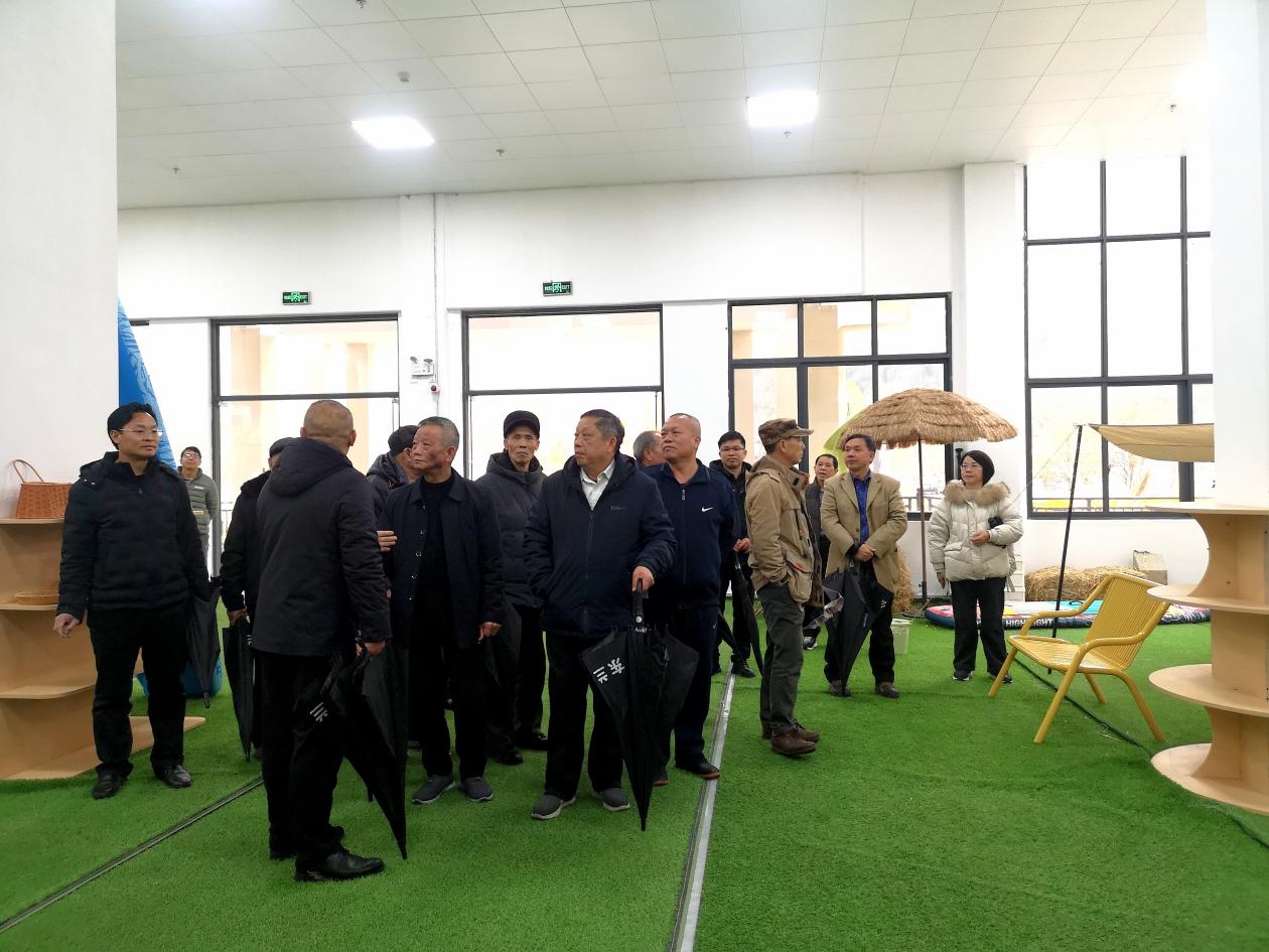 东兰县退休老干部考察调研坡豪湖露营地:见证生态与产业融合新篇章(图2) 东兰县退休老干部考察调研坡豪湖露营地:见证生态与产业融合新篇章(图2)