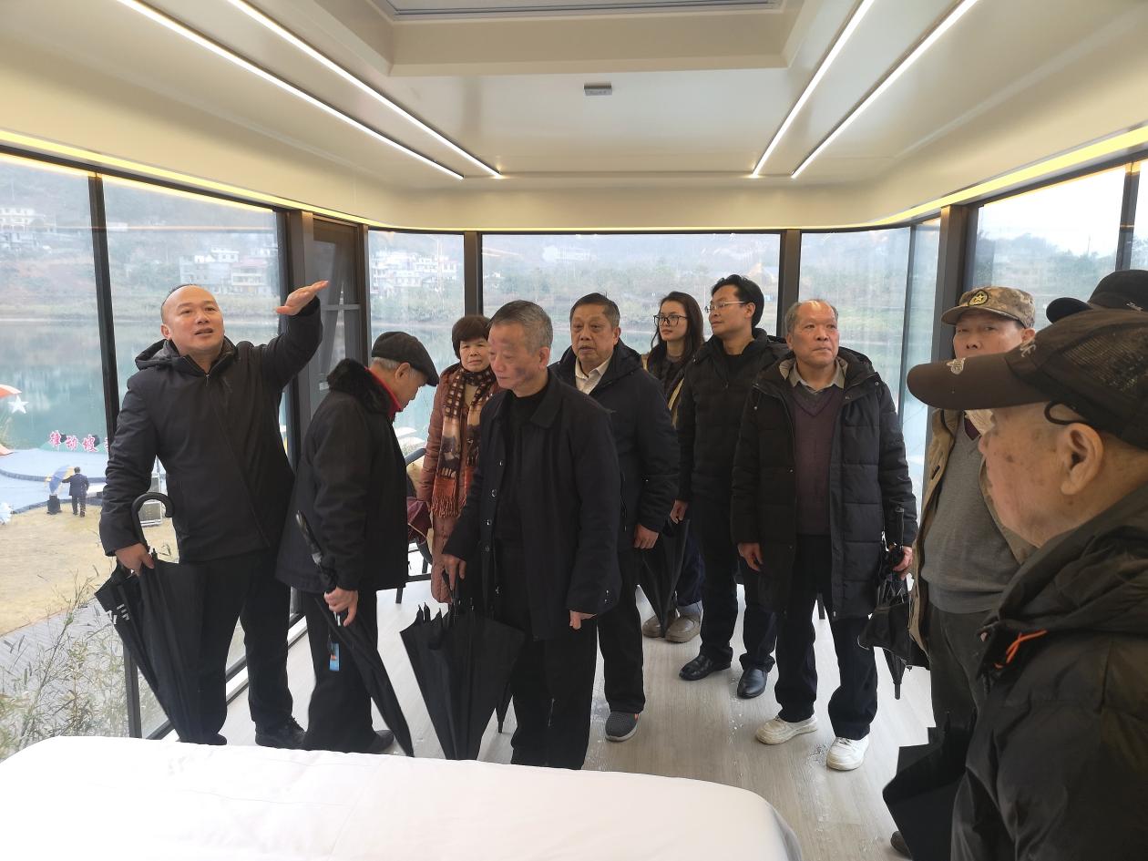 东兰县退休老干部考察调研坡豪湖露营地:见证生态与产业融合新篇章(图6) 东兰县退休老干部考察调研坡豪湖露营地:见证生态与产业融合新篇章(图6)