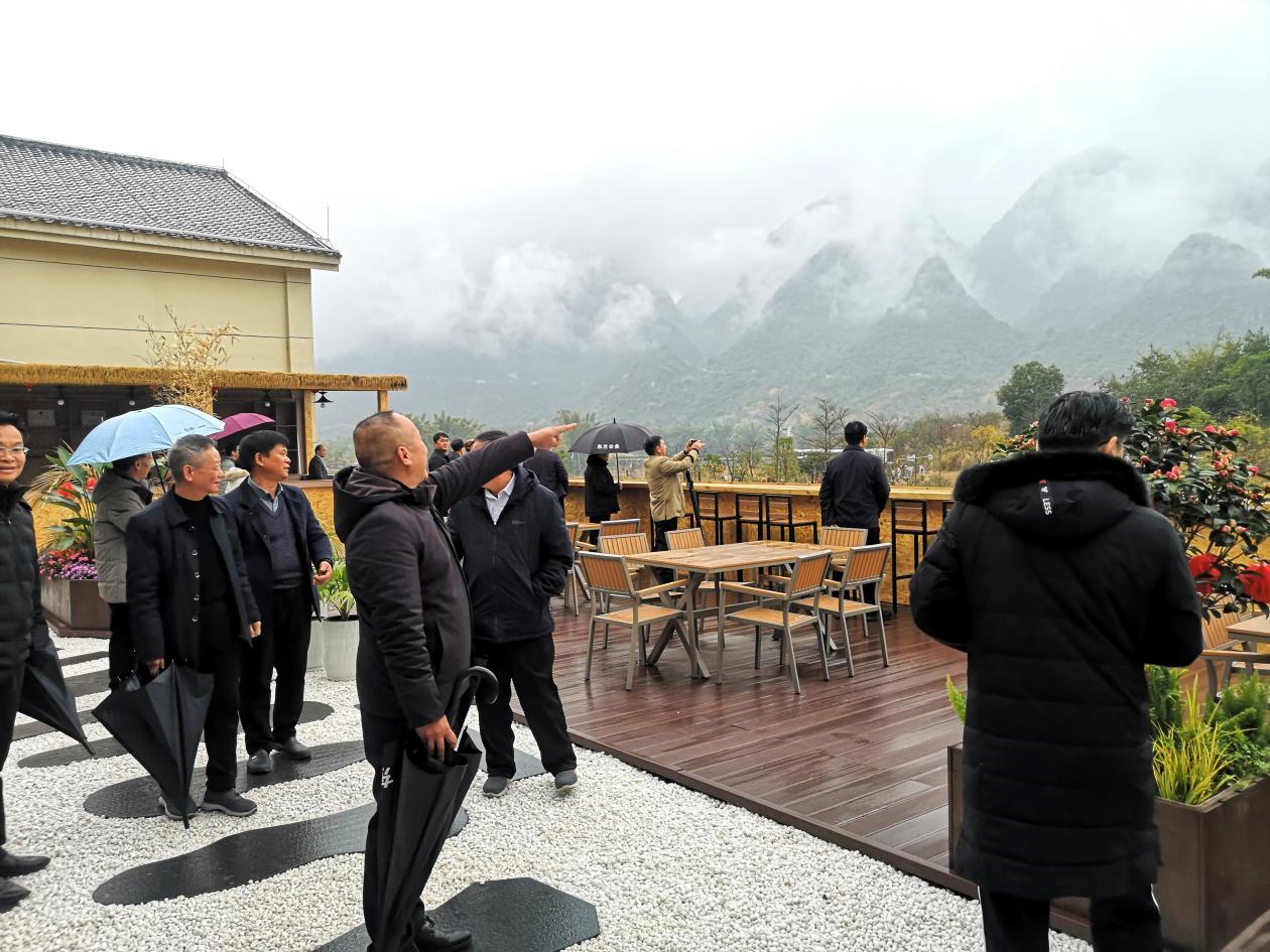 东兰县退休老干部考察调研坡豪湖露营地:见证生态与产业融合新篇章(图7) 东兰县退休老干部考察调研坡豪湖露营地:见证生态与产业融合新篇章(图7)