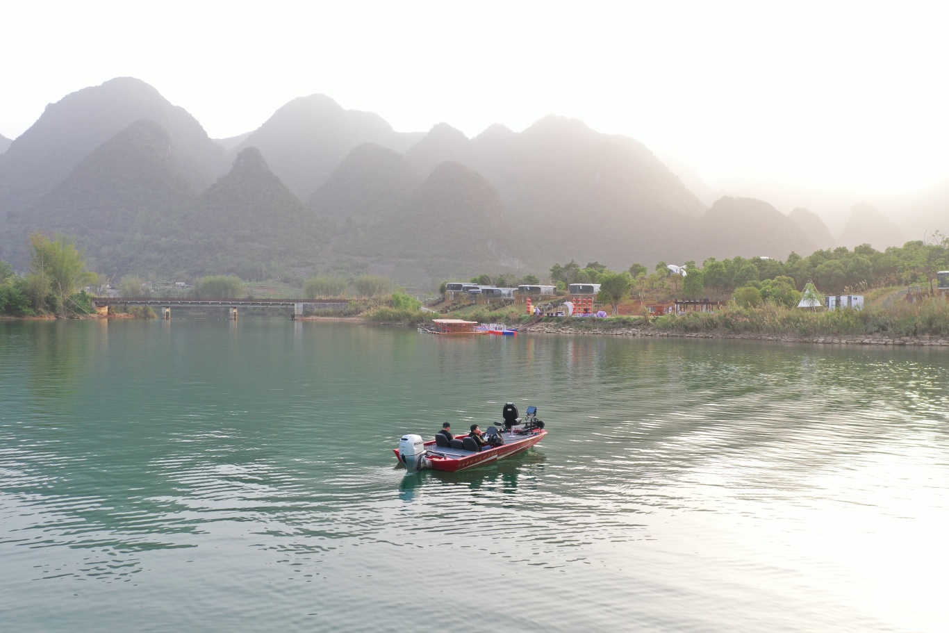 东兰坡豪湖露营地，专业路亚艇为户外休闲运动爱好者打造极致垂钓体验(图3)