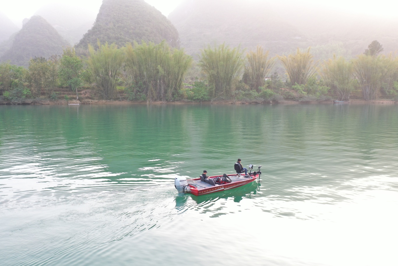 东兰坡豪湖露营地，专业路亚艇为户外休闲运动爱好者打造极致垂钓体验(图1)