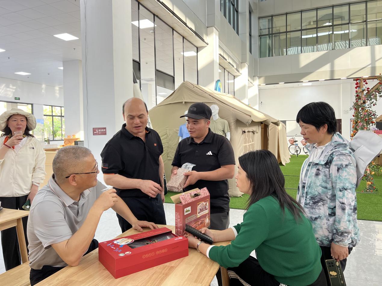 江西省抚州市政协副主席唐永文一行调研东兰坡豪湖国家湿地公园生态康养模式(图4)