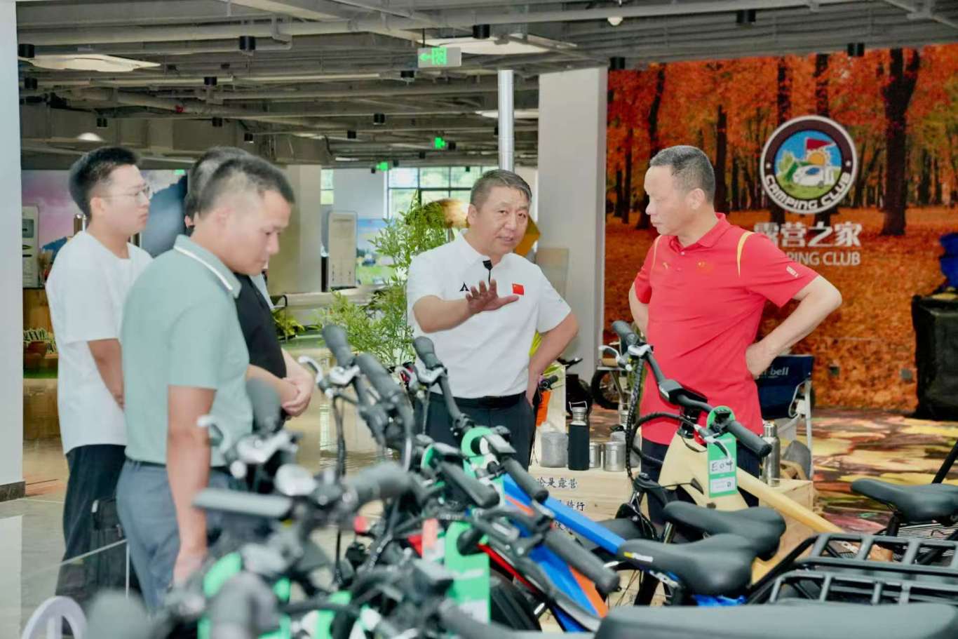 潜山市市委常委、天柱山管委会副主任舒寒冰一行到露营之家供应链贸易中心考察交流(图4)