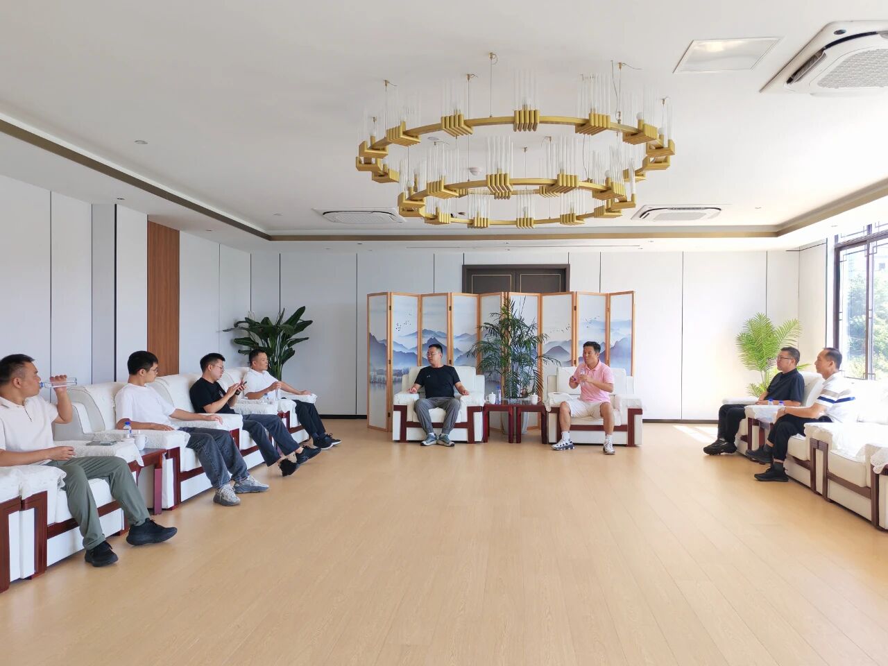 长三角文体旅产业链安庆市潜山天柱山项目推进会在露营之家金华供应链贸易中心召开