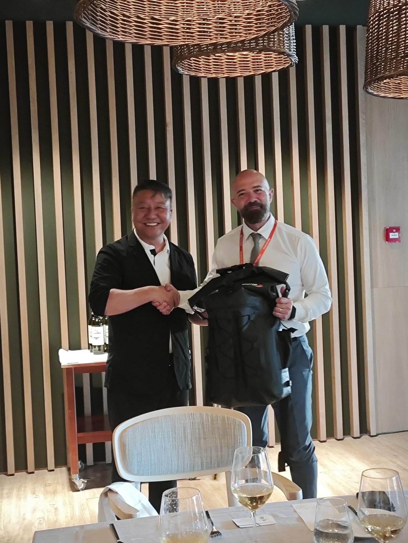 2025中欧外交官登山活动在京举行——户外运动成为外交文化交流的舞台(图2) 2025中欧外交官登山活动在京举行——户外运动成为外交文化交流的舞台(图2)