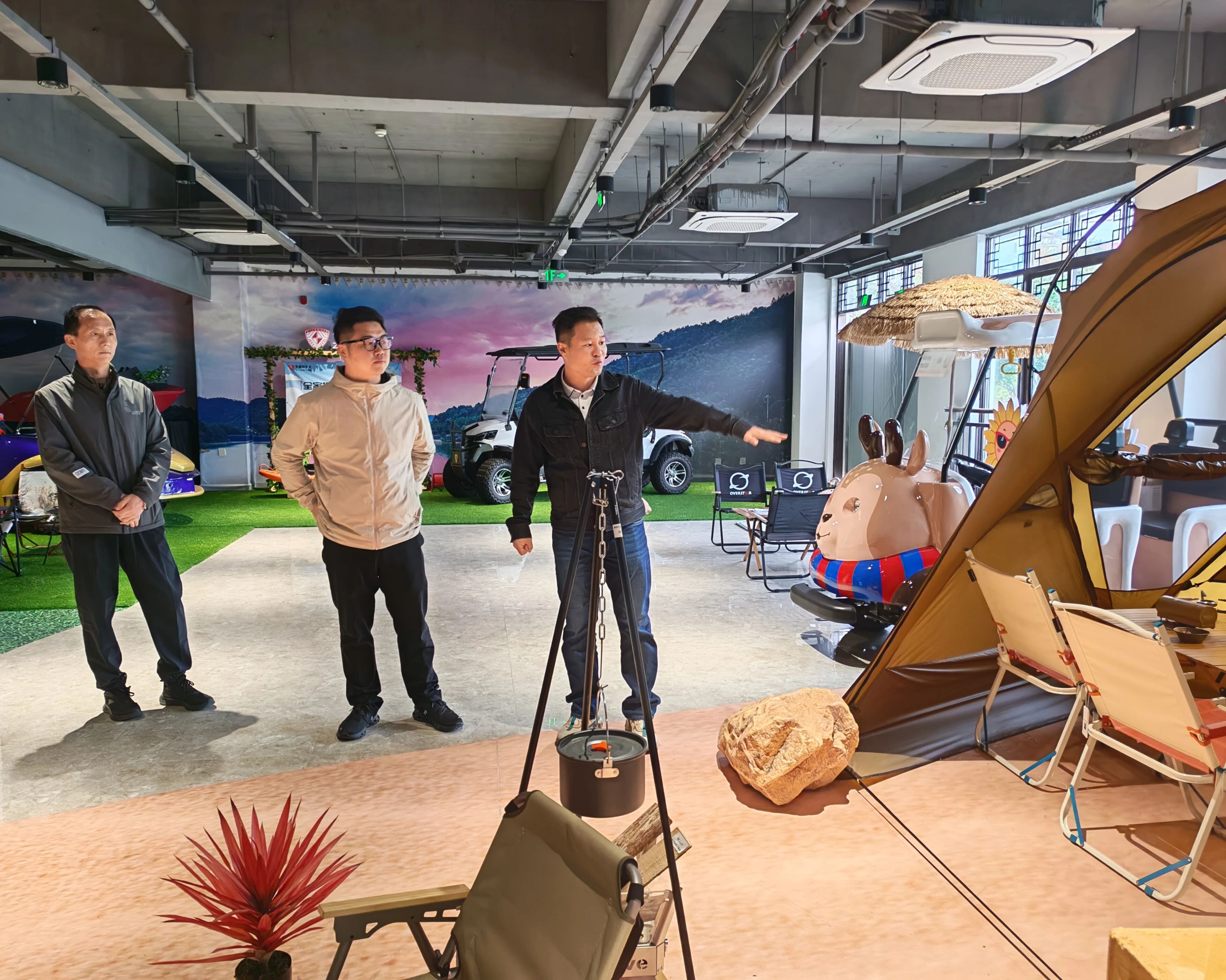 河北固安大清河管委会与固安国际商贸城相关领导莅临露营之家全球供应链贸易中心考察交流(图3) 2.jpg