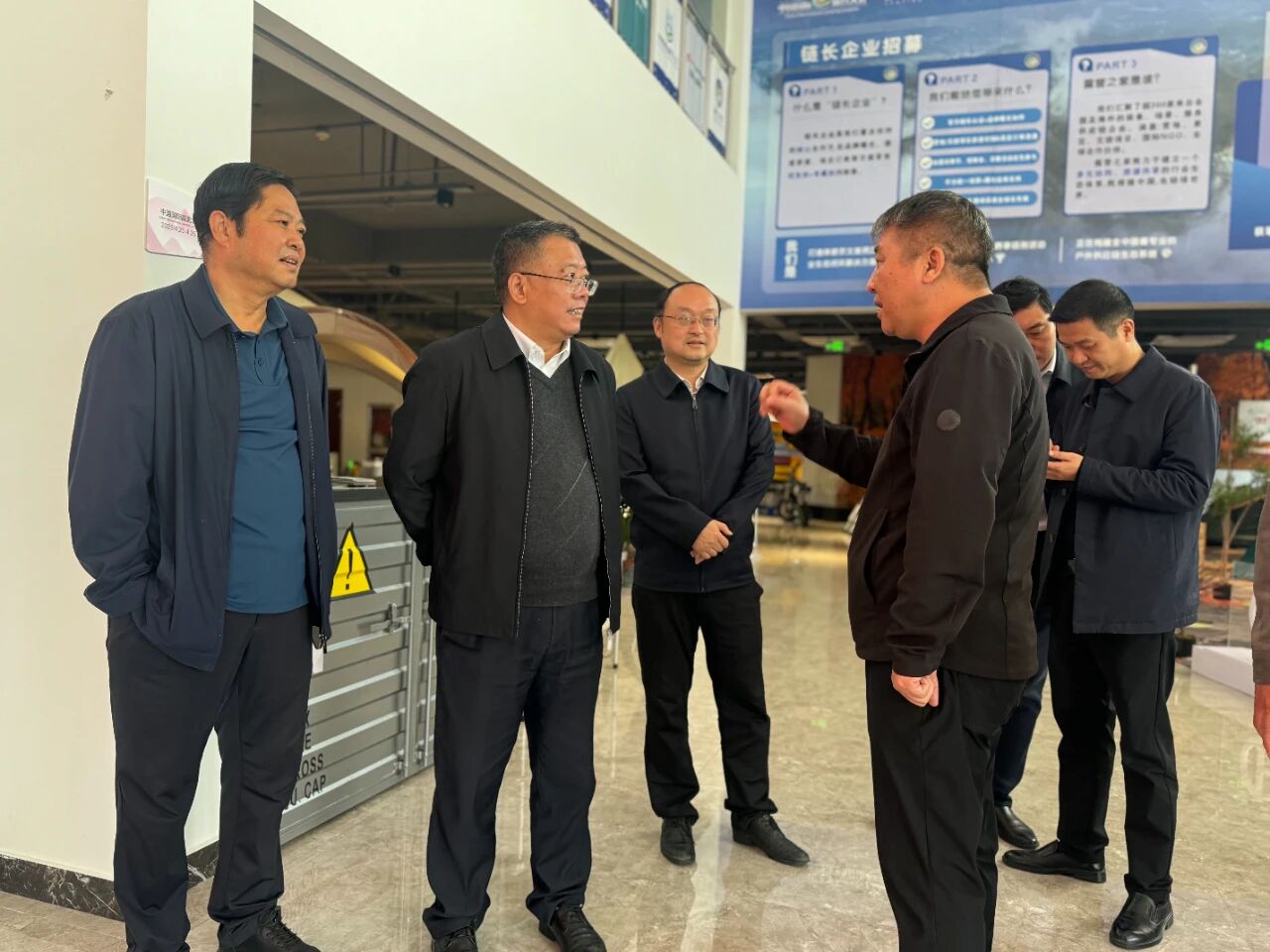 桐城市市委书记章周中一行莅临露营之家全球供应链贸易中心(图2) 1.jpg