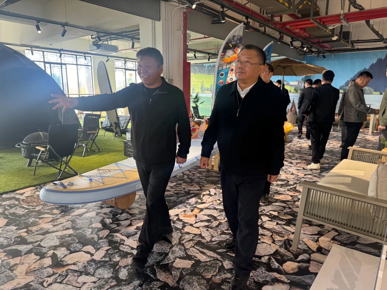 桐城市市委书记章周中一行莅临露营之家全球供应链贸易中心(图3) 2.jpg