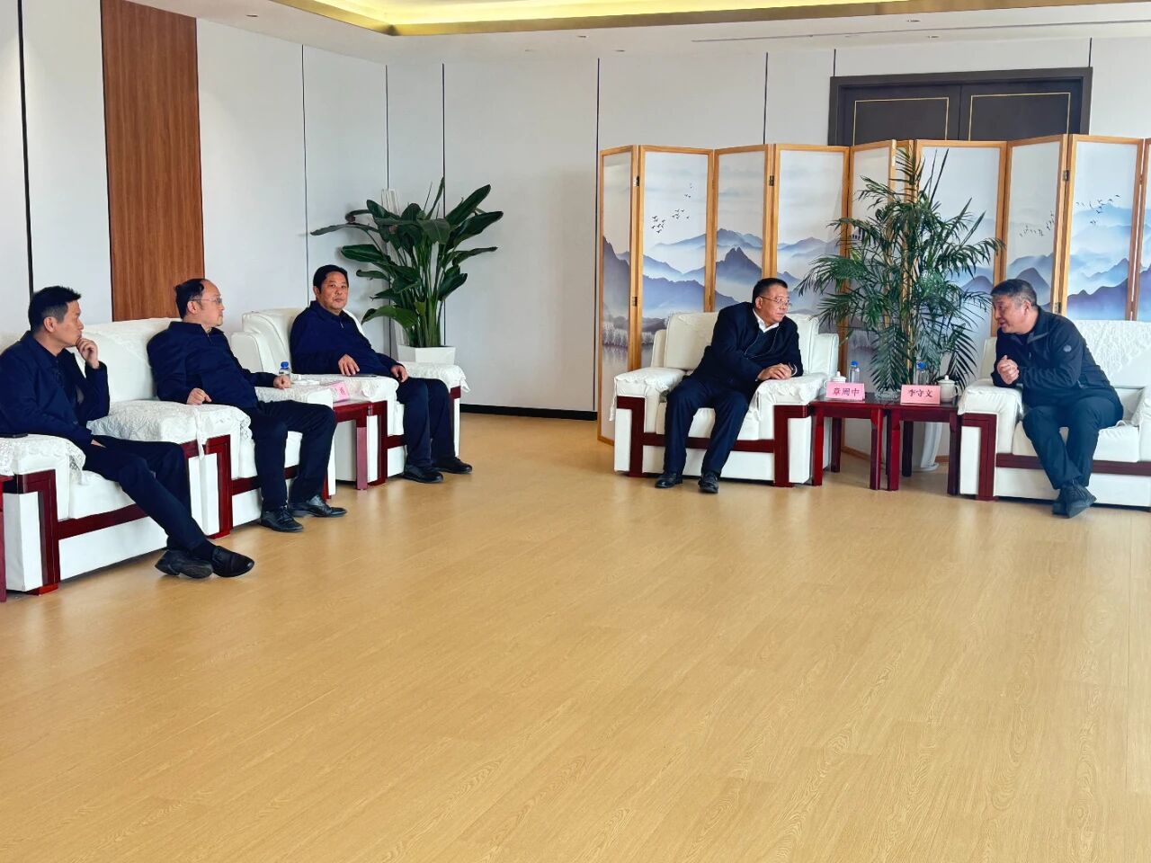 桐城市市委书记章周中一行莅临露营之家全球供应链贸易中心(图4) 3.jpg