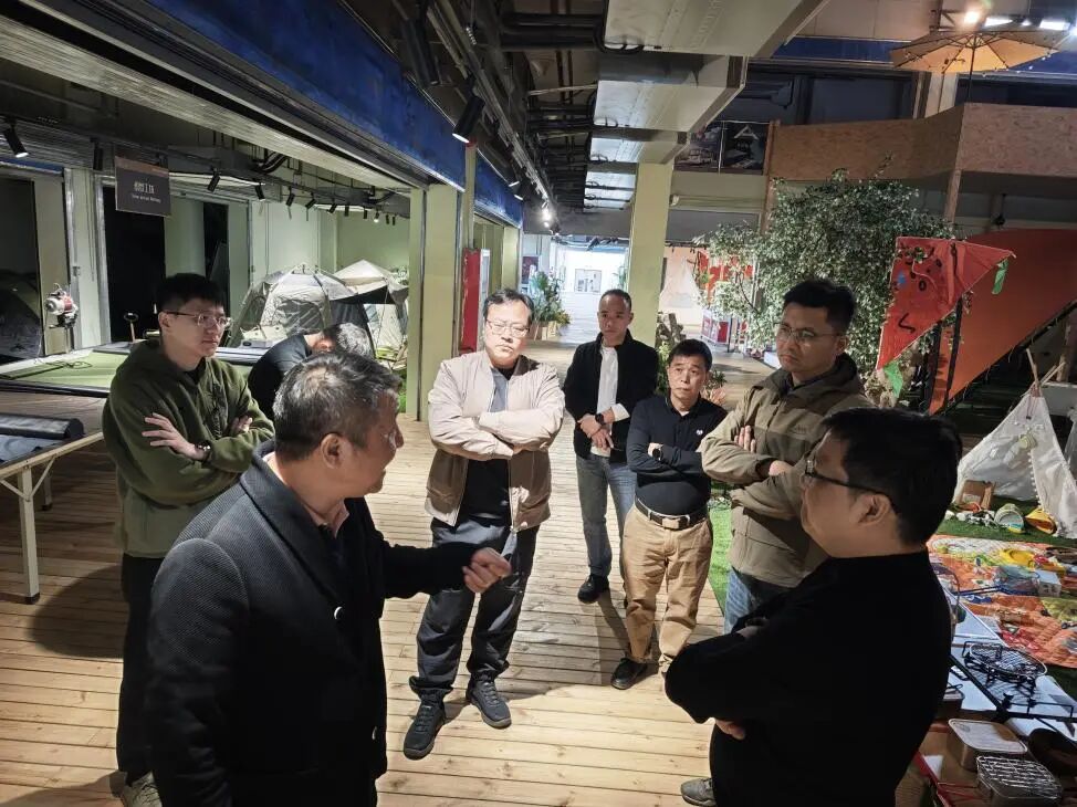 晋江市内坑镇镇党委组织委员、宣传委员蔡东升一行在浙江省乡村建设促进会副会长陈滔陪同下赴露营之家全球供应链贸易中心考察调研(图2) 1.jpg