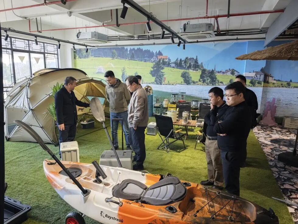 晋江市内坑镇镇党委组织委员、宣传委员蔡东升一行在浙江省乡村建设促进会副会长陈滔陪同下赴露营之家全球供应链贸易中心考察调研(图3) 2.jpg