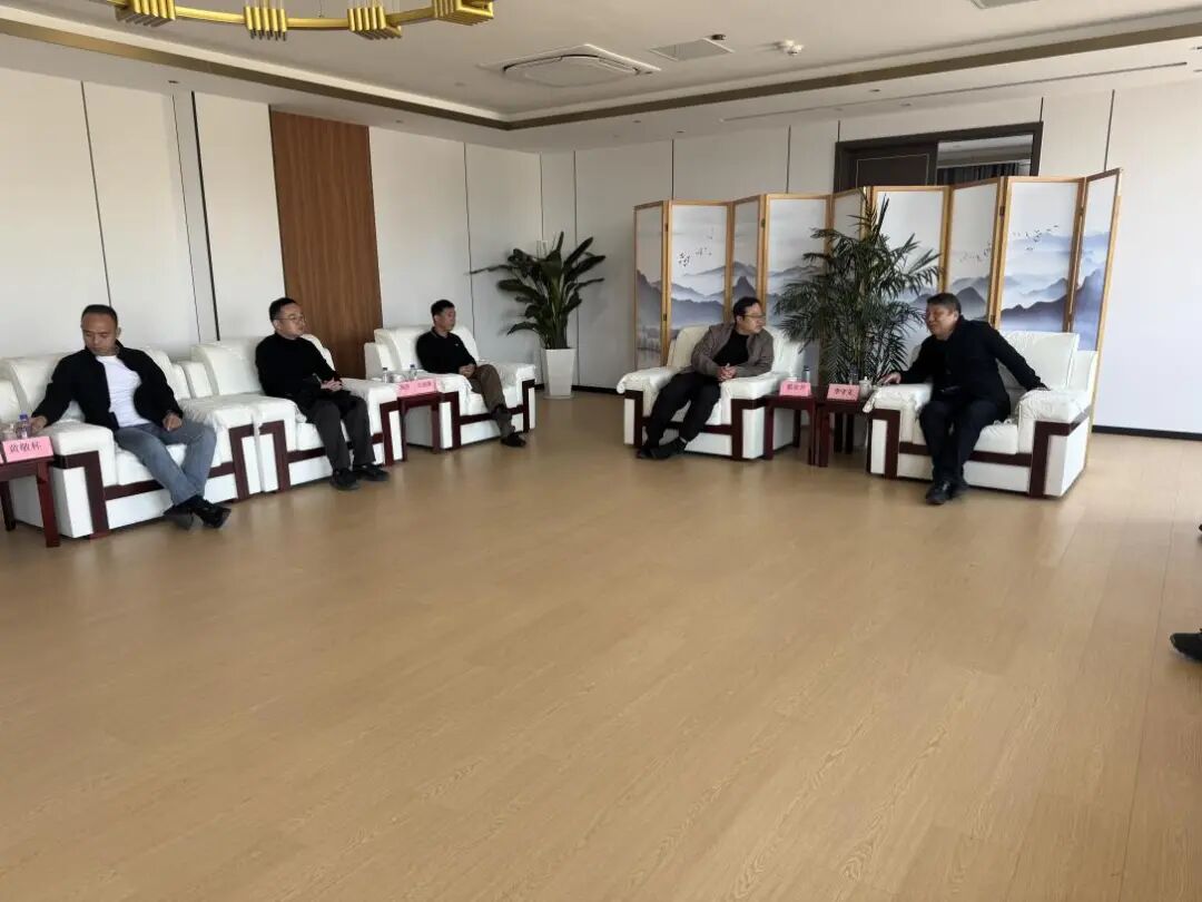 晋江市内坑镇镇党委组织委员、宣传委员蔡东升一行在浙江省乡村建设促进会副会长陈滔陪同下赴露营之家全球供应链贸易中心考察调研(图4) 3.jpg