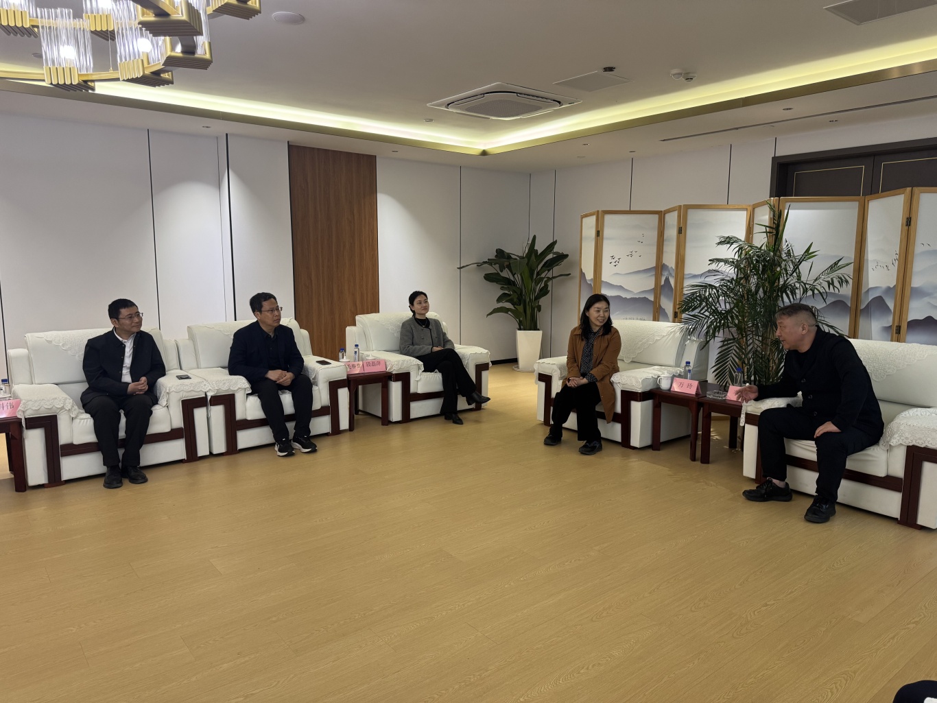 鹰潭市人民政府副市长万玲一行赴露营之家全球供应链贸易中心考察调研(图6) b599c1128ac2c826aeb5eb019056ee4.jpg