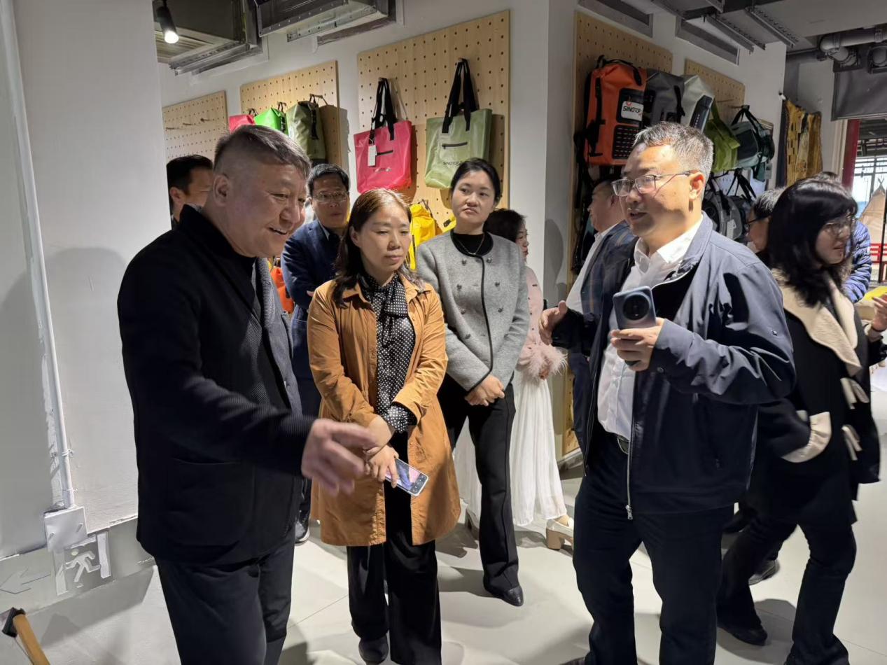 鹰潭市人民政府副市长万玲一行赴露营之家全球供应链贸易中心考察调研(图4) 鹰潭市人民政府副市长万玲一行赴露营之家全球供应链贸易中心考察调研(图4)