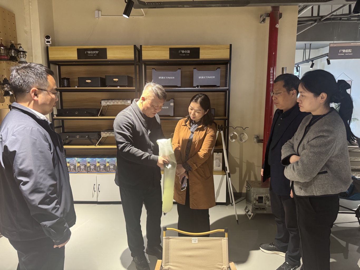 鹰潭市人民政府副市长万玲一行赴露营之家全球供应链贸易中心考察调研(图3) 51a86b7ceedd622d9cf325595451804.jpg